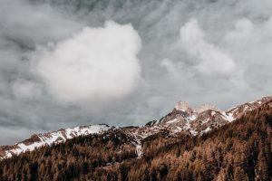 La chaîne des Aravis propose des randonnées offrant des panoramas exceptionnels sur les montagnes environnantes et les alpages fleuris.